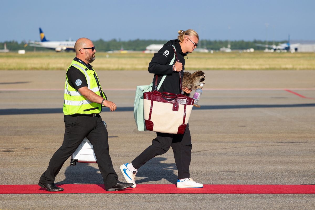 Erling Haaland stunned fans after arriving in Norway carrying a taxidermy raccoon he purchased during the 2026 FIFA World Cup in the United States.