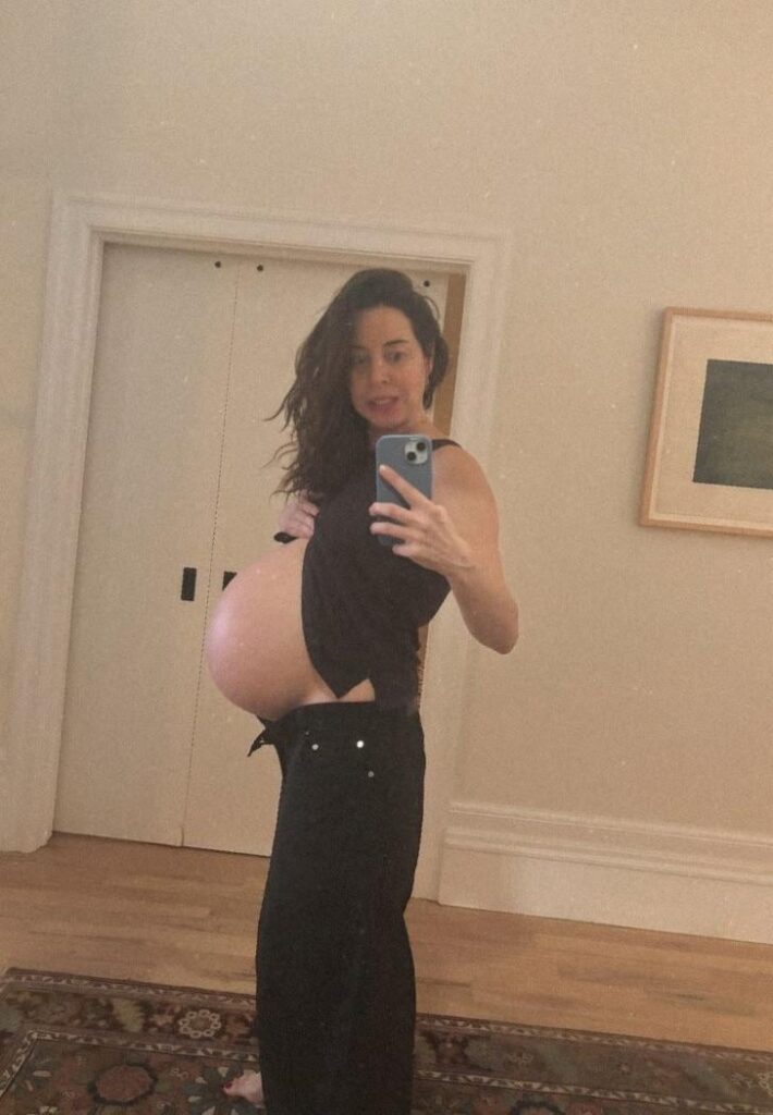 Aubrey Plaza shows off baby bump on Instagram story ❤️