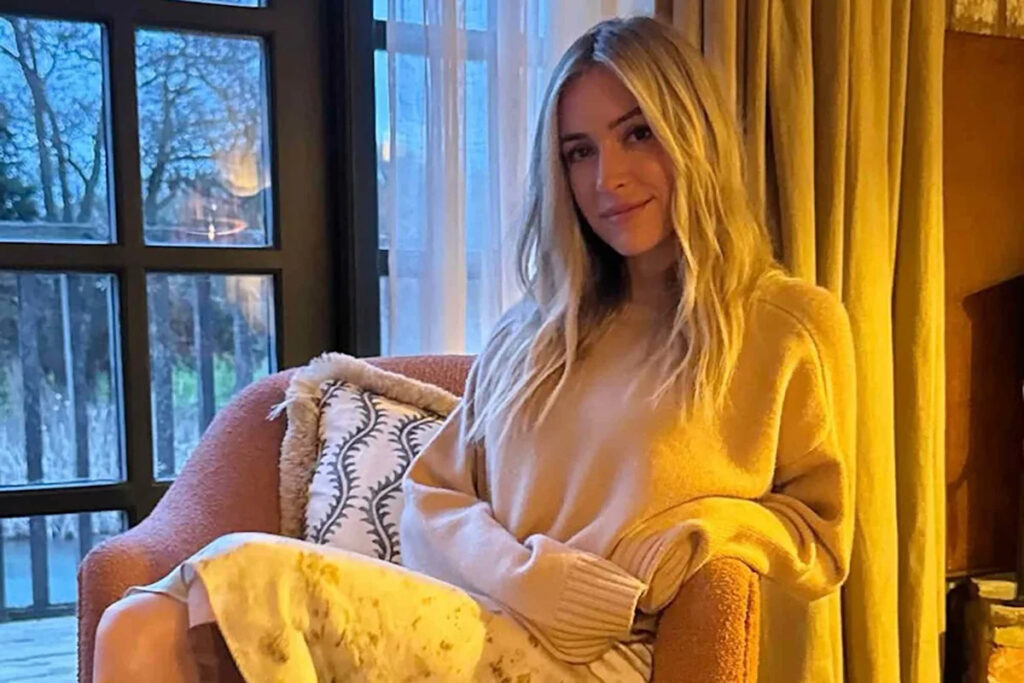 Kristin Cavallari makes her kids fly coach while she’s in first class because it’s ‘good for them’ Kristin Cavallari makes her kids fly coach while she’s in first class because it’s ‘good for them’