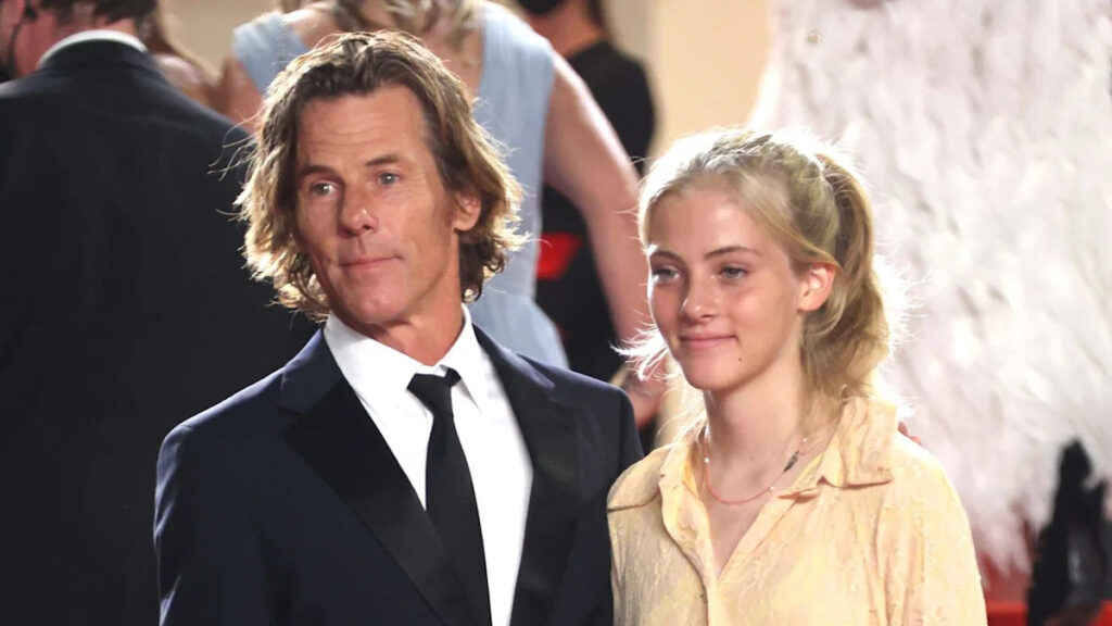 Julia Roberts' rarely-seen daughter Hazel is her mom's twin in new outing