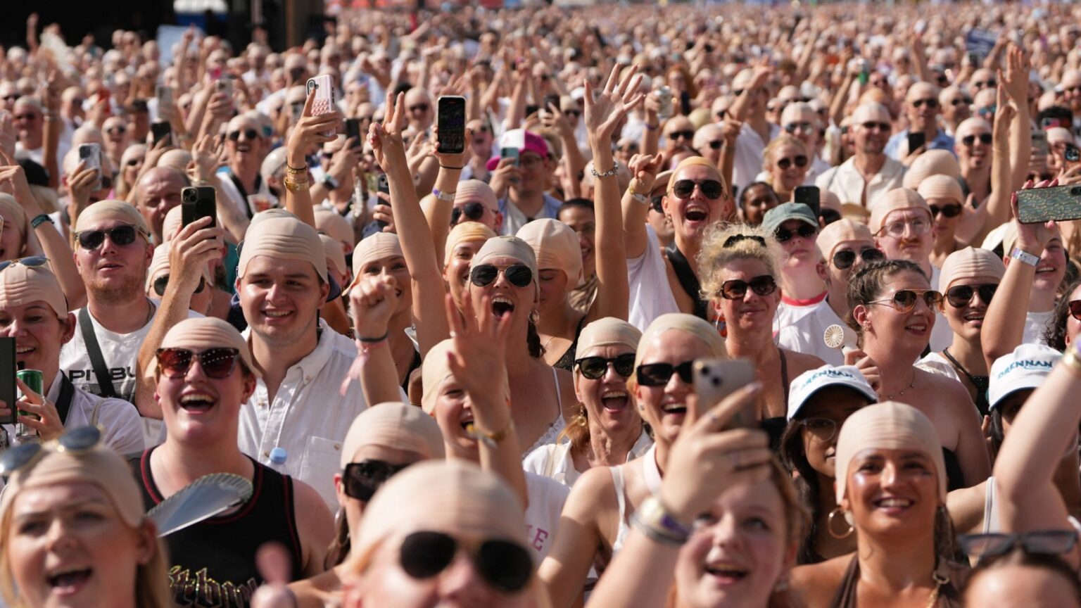 Pitbull Sets Guinness World Record for Most Bald Caps Pitbull Sets Guinness World Record for Most Bald Caps