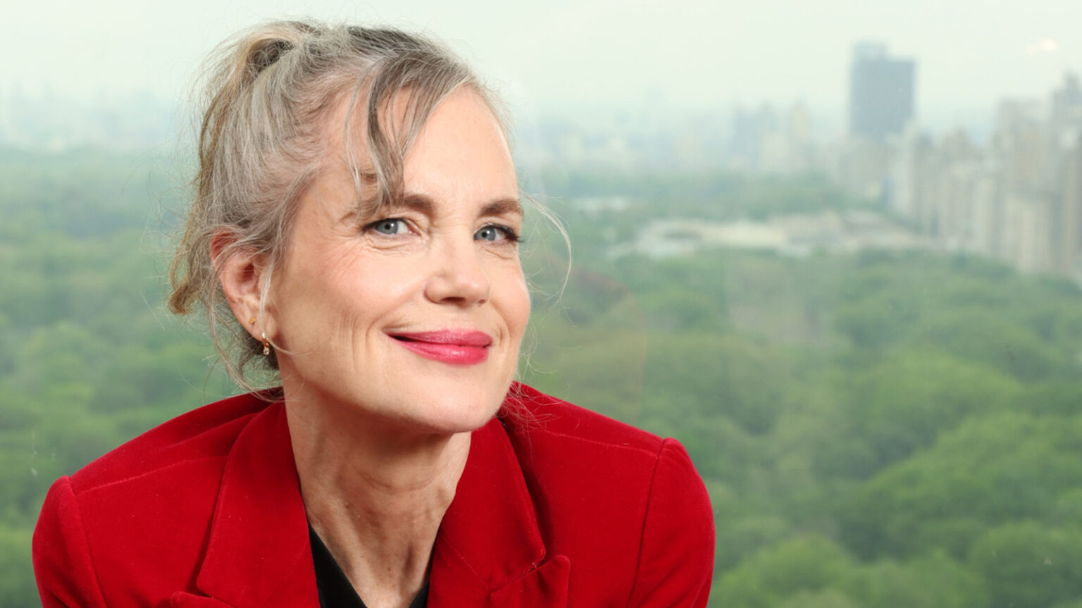 Downton Abbey Star Elizabeth McGovern Has Had A Gorgeous Gray Hair Transformation Downton Abbey Star Elizabeth McGovern Has Had A Gorgeous Gray Hair Transformation