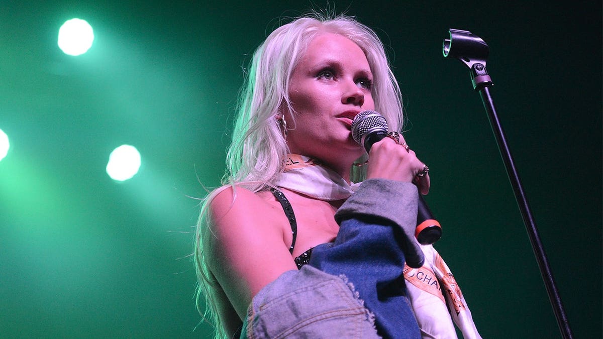 Lauren Bennett sings on stage