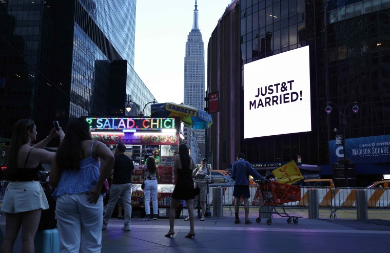 Madison Square Garden confirmed the couple's wedding with a massive "Just Married" sign outside the venue. 