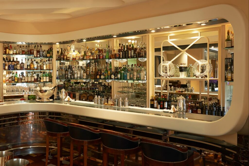 Josh Barrie at The Savoy: A perfect place for a date, no wonder Sophia Loren loved this place Josh Barrie at The Savoy: A perfect place for a date, no wonder Sophia Loren loved this place