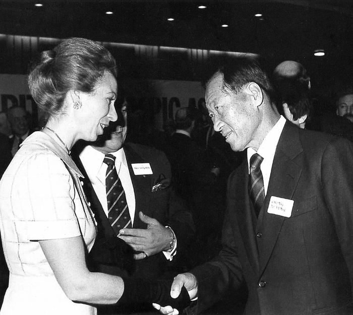 Princess Anne (left), a member of the British Olympic Committee in the 1980s, and Chung Ju-yung, the founder of the Korean Olympic Committee, shake hands. HD Modernity