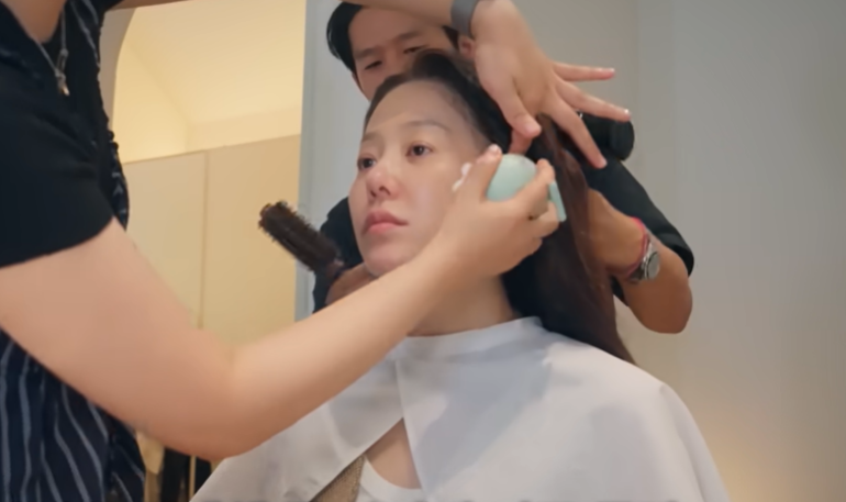 Actor Go Hyun-jung's premakeup routine featuring a gua sha. (YouTube)