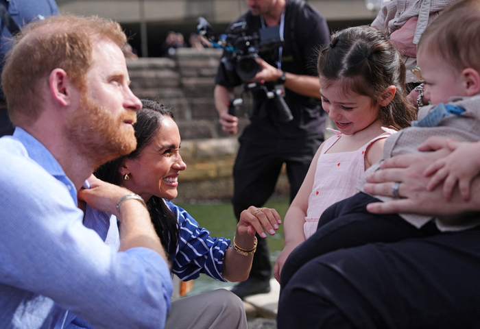 Prince Harry of the United Kingdom and his wife, Duchess Meghan Markle Sussex, talk to the family of soldiers from all over the country at the Invictus Australia competition in Sydney, Australia, in April. The Invictus Games is a sporting competition hosted by Prince Harry for veterans and wounded soldiers. <Reuters Union>