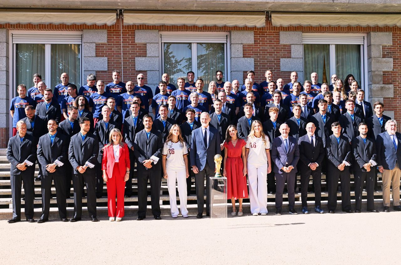 Spain's King Felipe VI (center) and the royal family pose for pictures with Spain's national soccer team, at Zarzuela Palace in Madrid, Monday.    (AP-Yonhap)