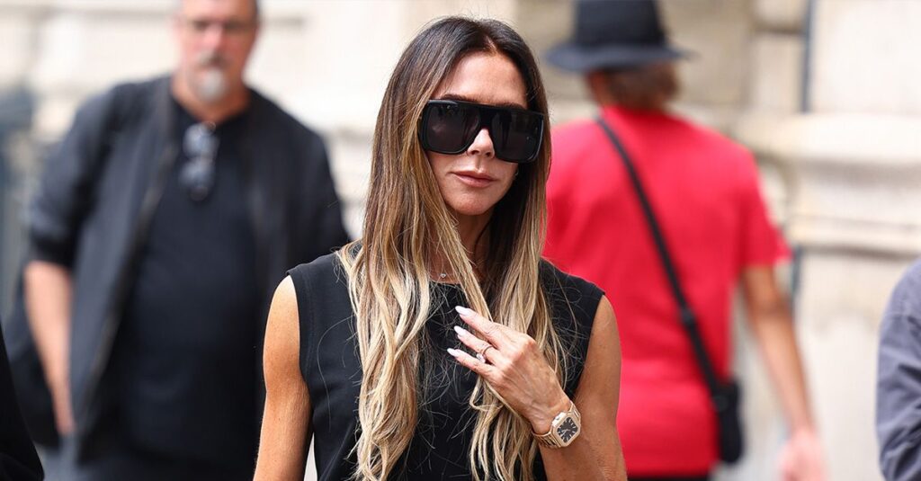 Victoria Beckham Wore Peep Toe Sandals With a Pencil Skirt Victoria Beckham Wore Peep Toe Sandals With a Pencil Skirt