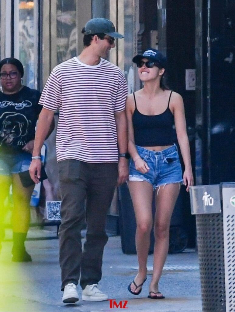 Olivia and her new bf strolling around nyc!