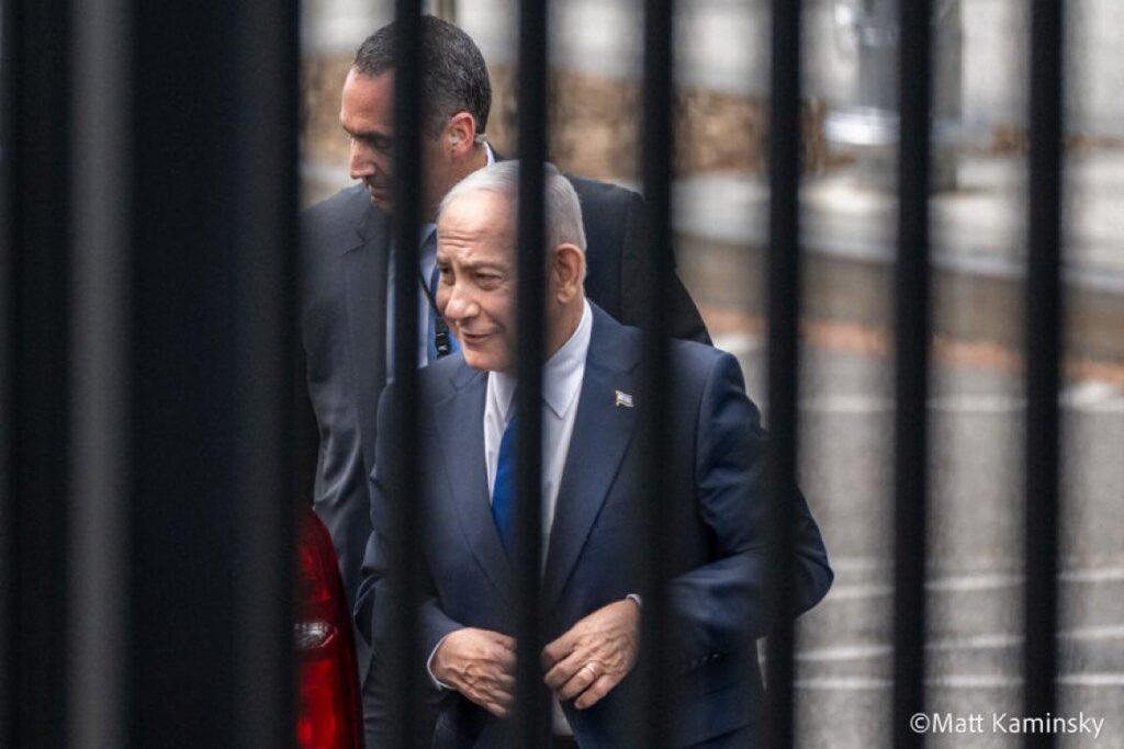 Photo of Netanyahu coming through the White House side entrance