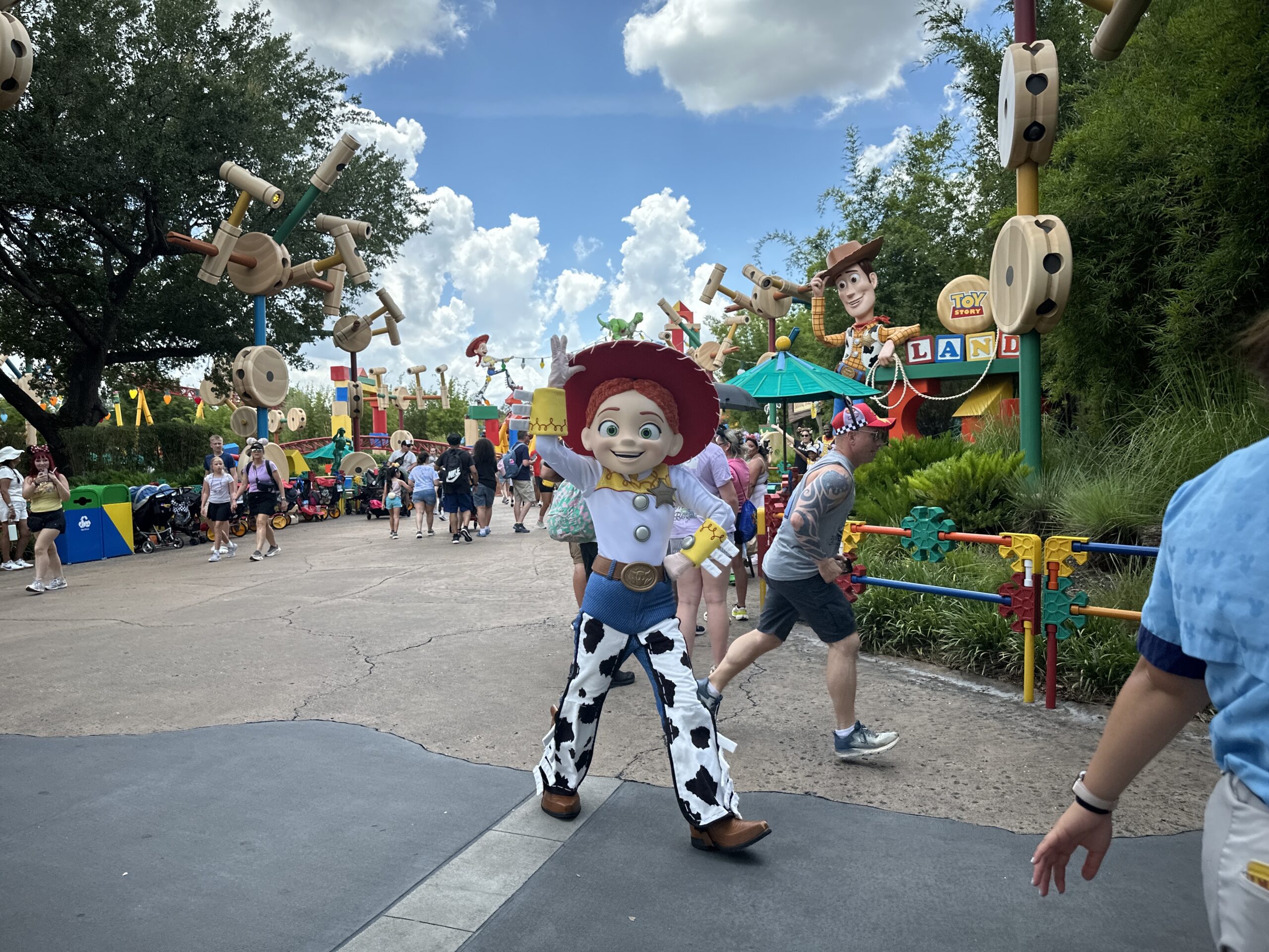 Jessie wears the sheriff badge Woody gave her at the end of Toy Story 4. She and Woody meet together outside Toy Story Mania!