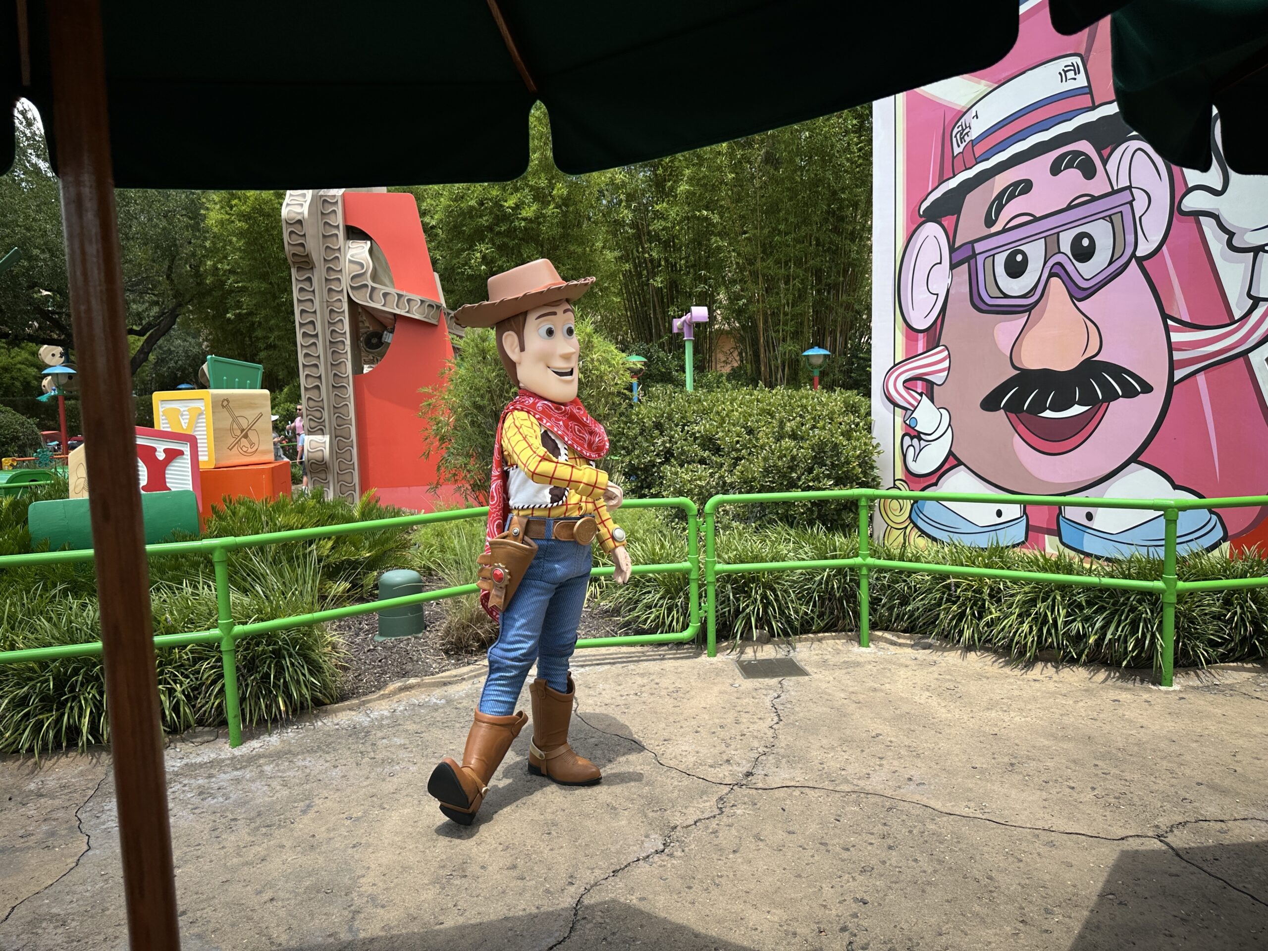 After being announced back in May, Toy Story Land characters at Disney's Hollywood Studios have finally donned their Toy Story 5 accessories.