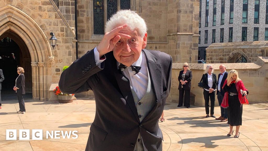 Fans and stars' bow-tie tribute at Jimmy Cricket funeral – BBC Fans and stars' bow-tie tribute at Jimmy Cricket funeral - BBC