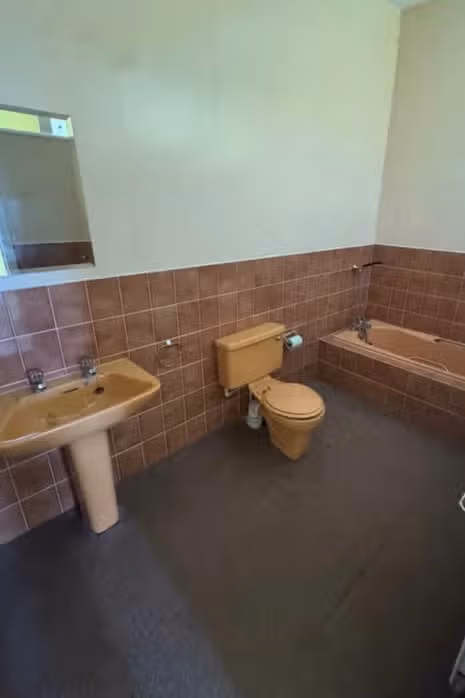 Stacey Solomon's bathroom before the renovation