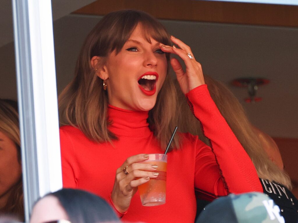 Taylor Swift Attends Travis Kelce’s Chiefs-Chargers Game With 2 Famous Friends After Academy Museum Gala Taylor Swift Attends Travis Kelce’s Chiefs-Chargers Game With 2 Famous Friends After Academy Museum Gala