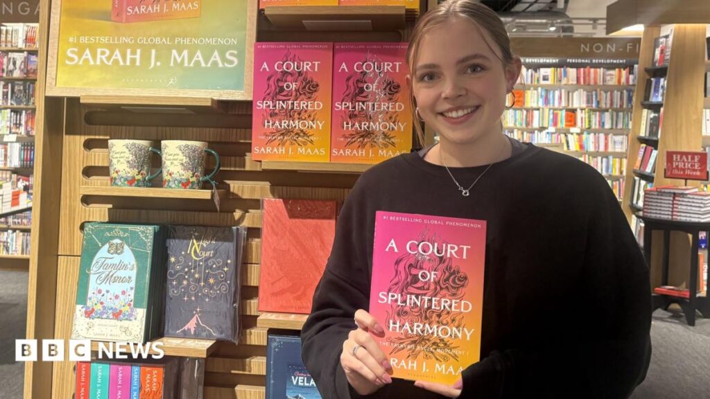 A Court of Splintered Harmony fans queue for new Sarah J. Maas book Meghan, Duchess of Sussex, on a visit to Nottingham this month